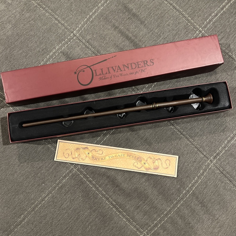 The Wizarding World of Harry Potter Ollivanders Interactive Wand Oak 7
